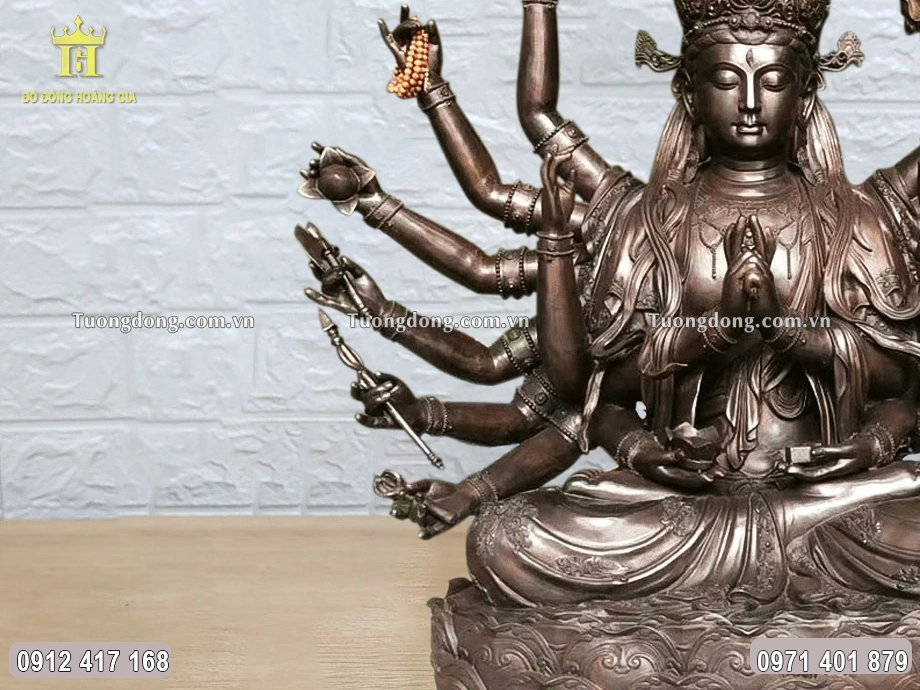 Hình ảnh các pháp khí bên tay phải của Ngài